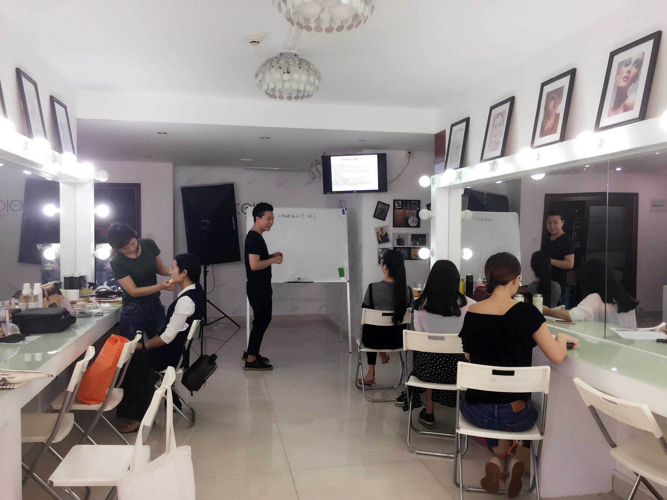 化妆师一个月多少钱？化妆师工资高吗？