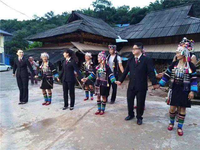 网友：过于沙雕！现在女孩子化妆都要用性命来化妆