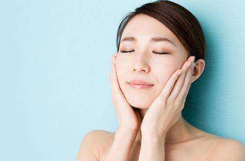 涂化妆水到底是用“手”还是“化妆棉”？方法不同，差距也不小