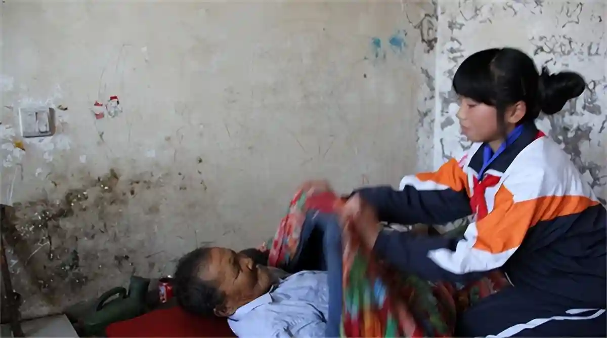 女孩照顾非血缘关系老人6年，每天端屎端尿，老人死前还喊她名字