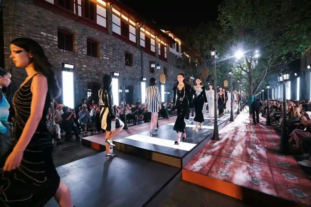 购时髦｜王府井集团预估年销售规模  爱茉莉 “AMORE能量青年”秋季启航