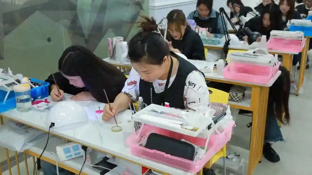 【专业推荐】美甲：指尖技艺，开启时尚事业！