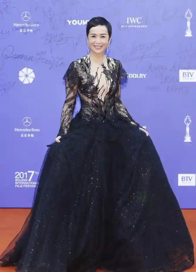 蒋雯丽奔六年纪也大胆，裸色当底配蕾丝花纹，女人味浓的藏不住