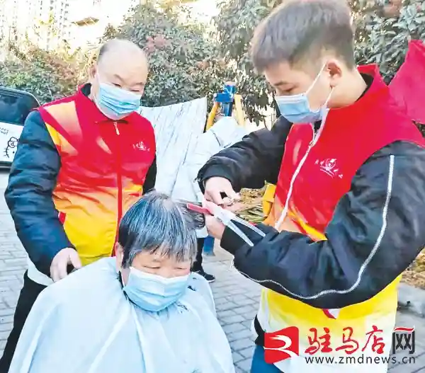 天中义工联合会 为社区老人义务理发
