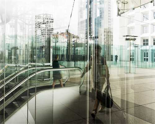 施华洛世奇餐具以颜色绘就华丽质感，爱马仕新款唇膏油平衡美丽与舒适｜是日美好事物