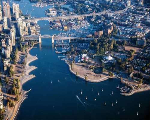 茶卡盐湖：湖水融化蓝天里