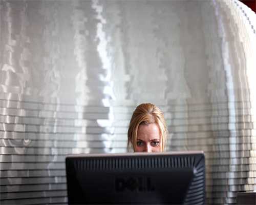 宋徽宗密会李师师，周邦彦躲在床下，出来后写出一首经典艳词