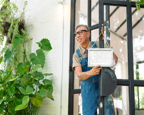 女人画眼线，应该用眼线笔还是眼线液？用错妆容显廉价，还易晕妆