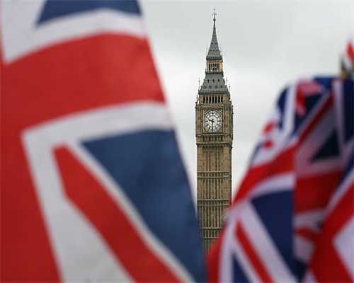 49岁西班牙王后穿红裙闪耀全场，小10岁路易威登太子妃，黯然失色