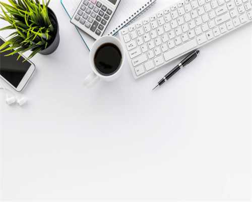 华北地区景观小庭院里的紫色马鞭草-桑托斯