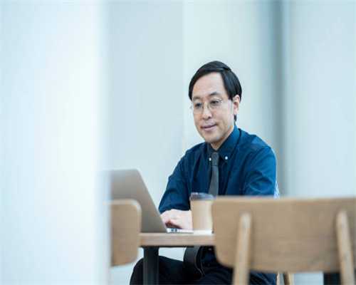 27岁女孩靠化妆创业年入1.2亿美元的故事